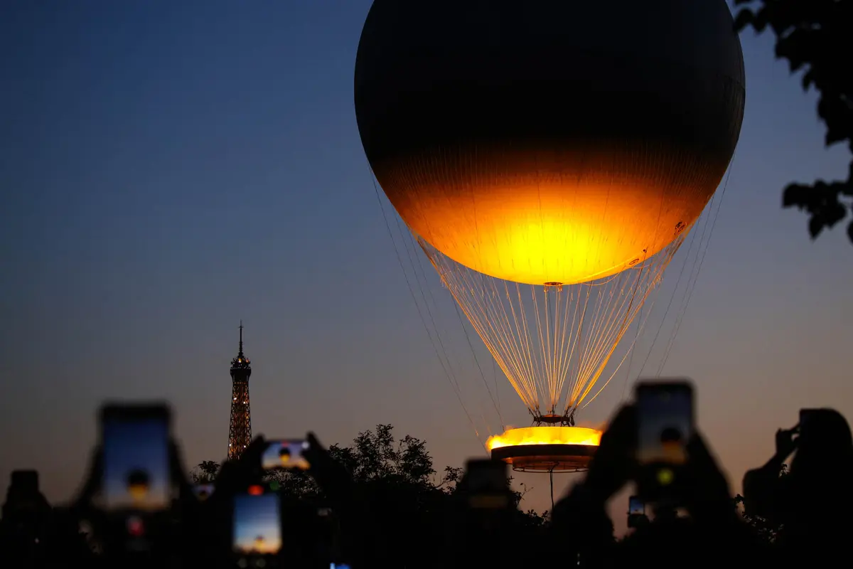 Menikmati Langit Senja Berhias Kaldron Olimpiade Paris 2024