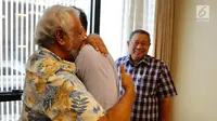 Mantan PM Timor Leste Xanana Gusmao memeluk Komandan Kogasma Partai Demokrat Agus Harimurti Yudhoyono (AHY) saat menjenguk Ani Yudhoyono di National University Hospital Singapura, Minggu (24/2). (Liputan6.com/HO/Anung Anandito)