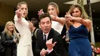 Pembawa acara Golden Globe Awards ke-74, Jimmy Fallon berpose dengan Miss Golden Globes 2017, Sistine, Scarlet dan Sophia Stallone dalam persiapan Golden Globe Awards di Beverly Hilton, Beverly Hills,(4/1). (Chris Pizzello/Invision/AP)