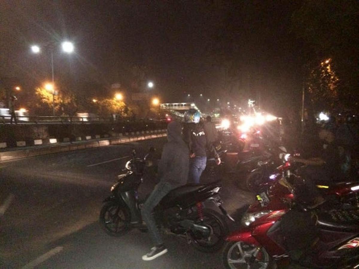 Beginilah aksi anarkis massa mencari pendukung Persib di jalan tol