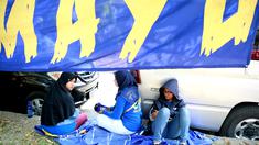 Sejumlah Aremania menyulap kendaraan pribadi menjadi 'hotel' tempat mereka menginap di Solo agar bisa menyaksikan duel Sriwijaya FC vs Arema Cronus di Stadion Manahan, Solo, pada Minggu (11/10/2015). (Bola.com/Nicklas Hanoatubun)