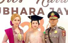 Potret Cantik Ibu Kombes Heni Tania Menghadiri Wisuda Putri Pertamanya.