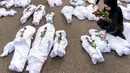 Sejumlah kantong mayat palsu yang dimaksudkan untuk mewakili korban tewas diletakkan di trotoar di luar halaman utara Gedung Putih. (AP Photo/Andrew Harnik)