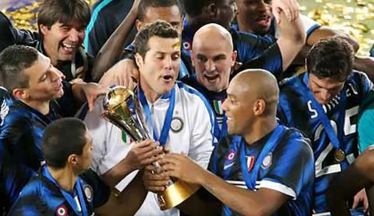Para pemain Inter Milan bergembira setelah menjuarai Piala Dunia Antarklub berkat kemenangan 3-0 atas TP Mazembe di Abu Dhabi, 18 Desember 2010. AFP PHOTO/MARWAN NAAMANI