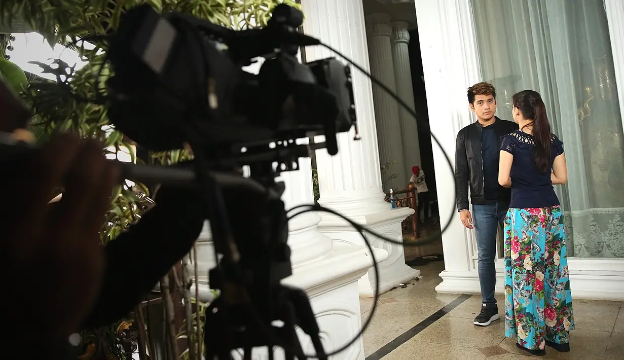 "Iya, aku tampil simple aja sih. Jadi gampang juga untuk syuting. Sutradaranya juga enak banget. Dia percayain fashionnya ke aku," jelas Irish Bella. (Bambang E. Ros/Bintang.com)