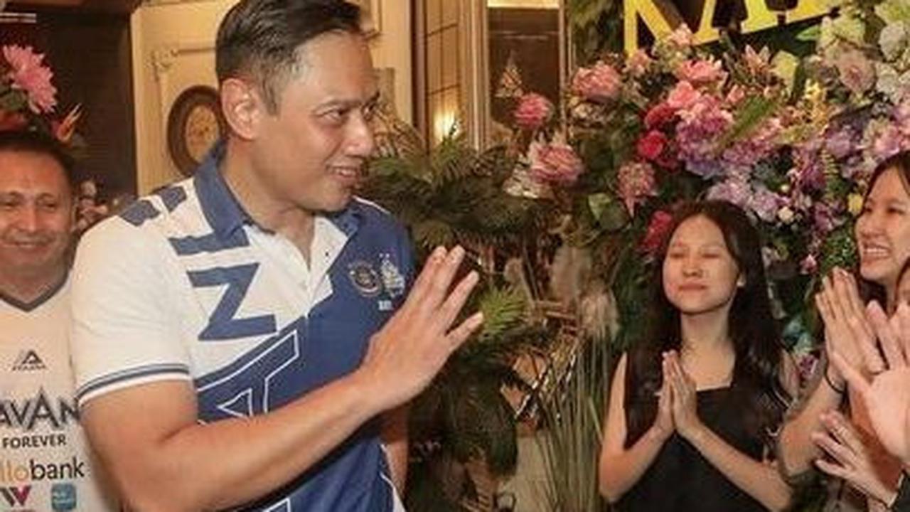 Sehingga, SBY hingga AHY pun nampak berbalut kaos biru tim kebanggaan, Lavani.