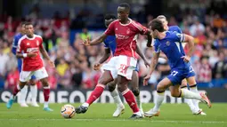 Chelsea tampil agresif sejak awal babak pertama. Dua peluang Chelsea melalui Enzo Fernandez dan Raheem Sterling pada awal-awal masih mampu diblok barisan pertahanan Nottingham Forest. (AP Photo/Kirsty Wigglesworth)