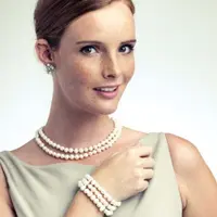 Dari kalung klasik hingga aksesori kecil, pearlcore menawarkan banyak cara untuk membawa nuansa elegan ke dalam gaya sehari-hari. (Foto/Dok: Magnific)