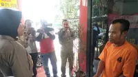 Kapolsek Seberang Ulu II Palembang Kompol Yenny Diarty saat menginterogasi tersangka JM (Liputan6.com / Nefri Inge)