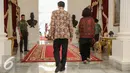 Presiden Joko Widodo berjalan bersama dengan Sembilan Srikandi Tim Pansel Capim KPK untuk memberikan keterangan pers di Istana Merdeka, Jakarta, Selasa (1/9/2015). (Liputan6.com/Faizal Fanani)