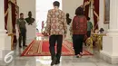 Presiden Joko Widodo berjalan bersama dengan Sembilan Srikandi Tim Pansel Capim KPK untuk memberikan keterangan pers di Istana Merdeka, Jakarta, Selasa (1/9/2015). (Liputan6.com/Faizal Fanani)