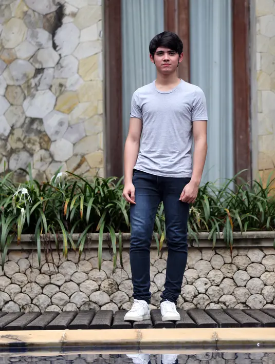Diakui Aliando, berakting di video klip lagu Ku Kan Menunggumu yang dinyanyikan oleh Teuku Rassya tidak selancar yang biasanya. (Adrian Putra/Bintang.com)