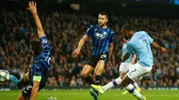 Pemain Manchester City Raheem Sterling (kanan) mencetak gol ke gawang Atalanta saat bertanding pada laga Liga Champions di Stadion Etihad, Manchester, Inggris, Selasa (22/10/2019). Manchester City menang 5-1 dengan tiga gol Raheem Sterling dan dua dari Sergio Aguero. (AP Photo/Dave Thompson)