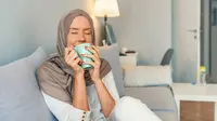 Minum air madu saat sahur atau berbuka puasa./Copyright shutterstock.com/g/DraganaGordic