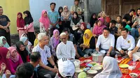 Warga Pati, Jawa Tengah memiliki cara unik menahan Ganjar Pranowo agar tidak cepat-cepat meninggalkan kampungnya. Emak-emak kompak menyiapkan sarapan untuk Ganjar agar mau lebih lama singgah di kampung mereka. (Foto: Istimewa)