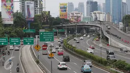 Suasana kendaraan lalu lalang di Jalan Gatot Subroto, Jakarta, Senin (12/12). Hari libur memperingati Maulid Nabi Muhammad SAW membuat kondisi lalu lintas di Ibu Kota relatif lengang dibanding hari biasa. (Liputan6.com/Immanuel Antonius)