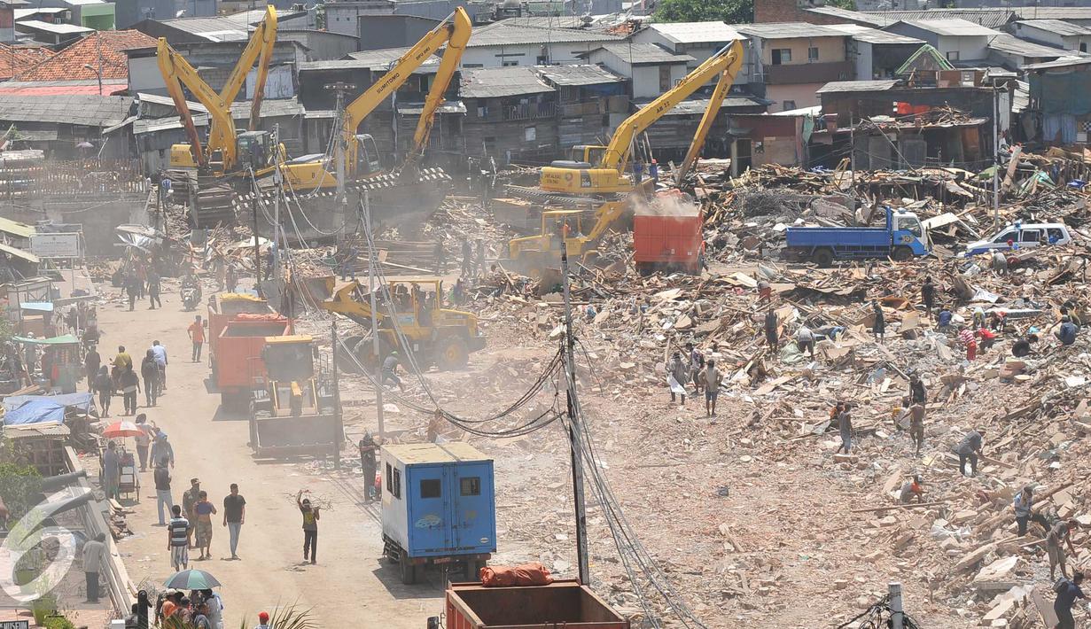 Petugas mengunakan alat berat melakukan pembongkaran di Kampung Luar Batang, Jakarta (11/4). Sebanyak 853 bangunan di bongkar dalam rangka revitalisasi kawasan wisata Sunda Kelapa, Museum Bahari, dan kawasan Luar Batang. (Liputan6.com/Gempur M Surya)