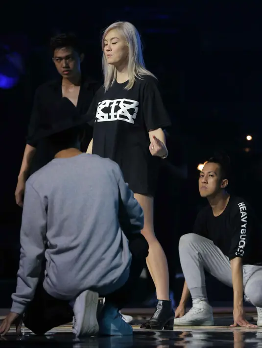 Perhatian Agnes tidak hanya panggung dan tata lampu, tapi juga penari latar. Pelantun lagu Coke Bottle itu akan diiringi sembilan penyanyi latar. (Andy Masela/Bintang.com)