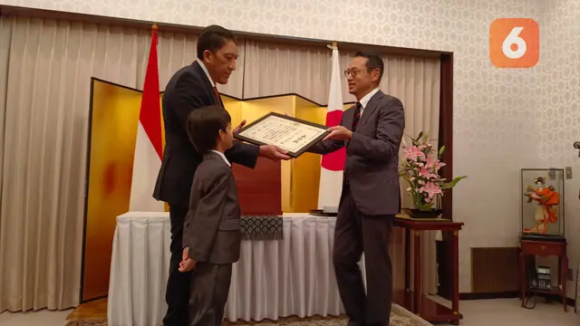 Penyerahan Penghargaan dari Dubes Jepang untuk Prof. Bambang.