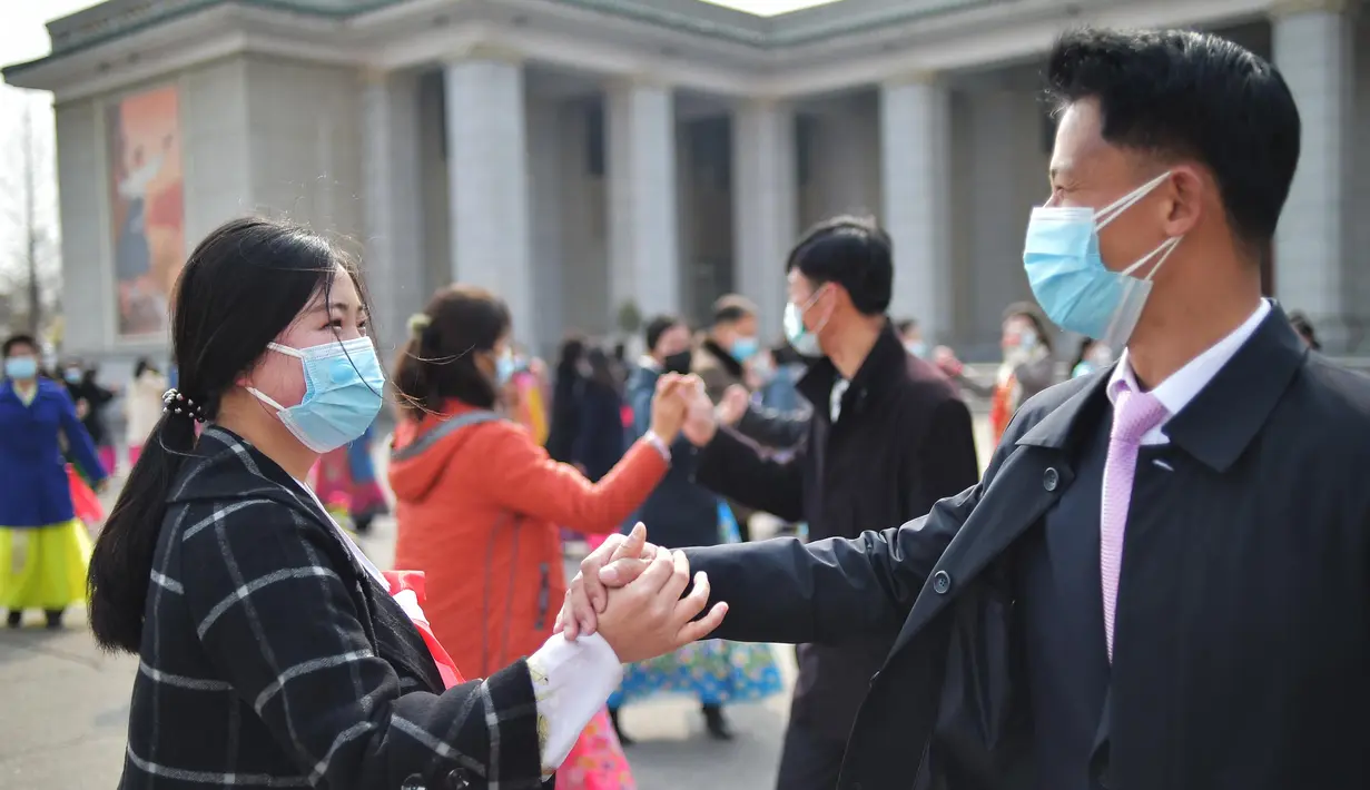 Orang-orang merayakan Hari Perempuan Internasional di alun-alun Teater Agung Pyongyang di Pyongyang, Korea Utara pada Rabu 8 Maret 2023. Hari Perempuan Internasional atau International Women's Day (IWD) diperingati setiap tanggal 8 Maret. Hari Perempuan Internasional banyak dirayakan di sejumlah negara di dunia, termasuk di Korea Utara. (KIM Won Jin/AFP)