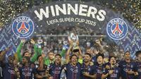 Para pemian PSG merayakan juara UEFA Super Cup 2025 setelah mengalahkan Tottenham Hotspur dalam laga final yang berlangsung di Bluenergy Stadium, Udinese, Italia, Rabu (13/08/2025) waktu setempat. (AP Photo/Antonio Calanni)