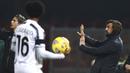 Pelatih Juventus, Andrea Pirlo, memberikan arahan kepada anak asuhnya saat melawan Benevento pada laga Liga Italia di Stadion Vigorito, Sabtu (28/11/2020). Kedua tim bermain imbang 1-1. (Alessandro Garofalo/LaPresse via AP)