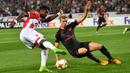 Pemain Belgrade, Richmond Boakye (kiri) mengontrol bola dari adangan pemain Arsenal, Rob Holding (kanan) pada laga grup H Liga europa di Stadion Rajko Mitic, (19/10/2017). Arsenal menang 1-0. (AFP/Andrej Isakovic)
