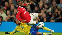 Aaron Wan-Bissaka beraksi dalam laga Manchester United versus Nottingham Forest pada perempat final Carabao Cup 2022/2023 di Old Trafford, Kamis (2/2/2023). (AP/Dave Thompson)