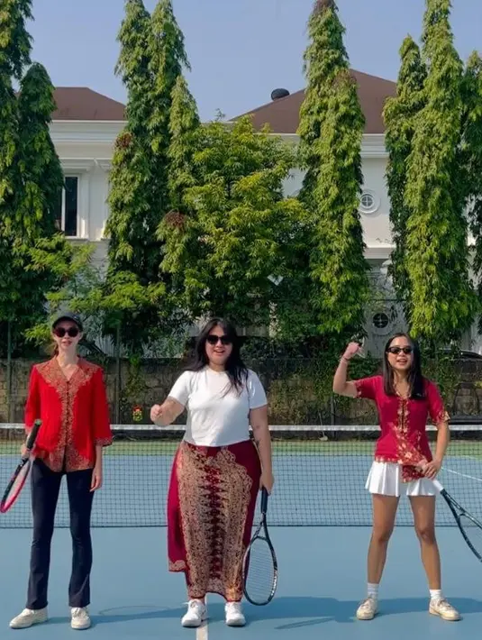 Penampilan Yuki Kato berkebaya satu ini bisa jadi inspirasi sebagai busana sehari-hari. Bagaimana menurutmu, Sahabat Fimela? [Instagram/yukikt]