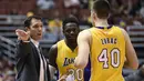 Pelatih Los Angeles Lakers, Luke Walton (kiri) memberikan arahan kepada Julius Randle (tengah) dan Ivica Zubac (kanan) saat melawan Phoenix Suns pada laga NBA preseason basketball game di Anaheim, California (22/10/2016). (AP/Kelvin Kuo)