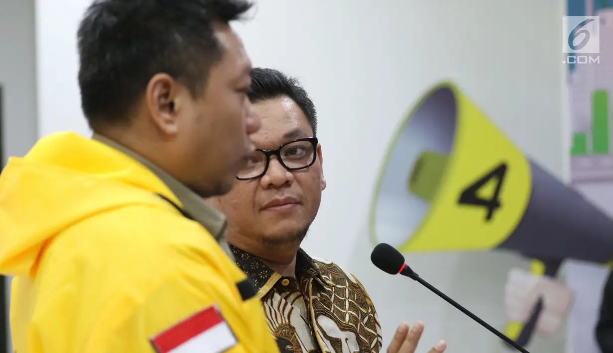 Ketua DPP Partai Golkar Ace Hasan Syadzily dan Ketua DPP Partai Golkar Venno Tetelepta memberikan keterangan pers terkait pemberhentian dan pengisian jabatan di DPP Partai Golkar, Jakarta, Selasa (19/3). (Liputan6.com/Johan Tallo)