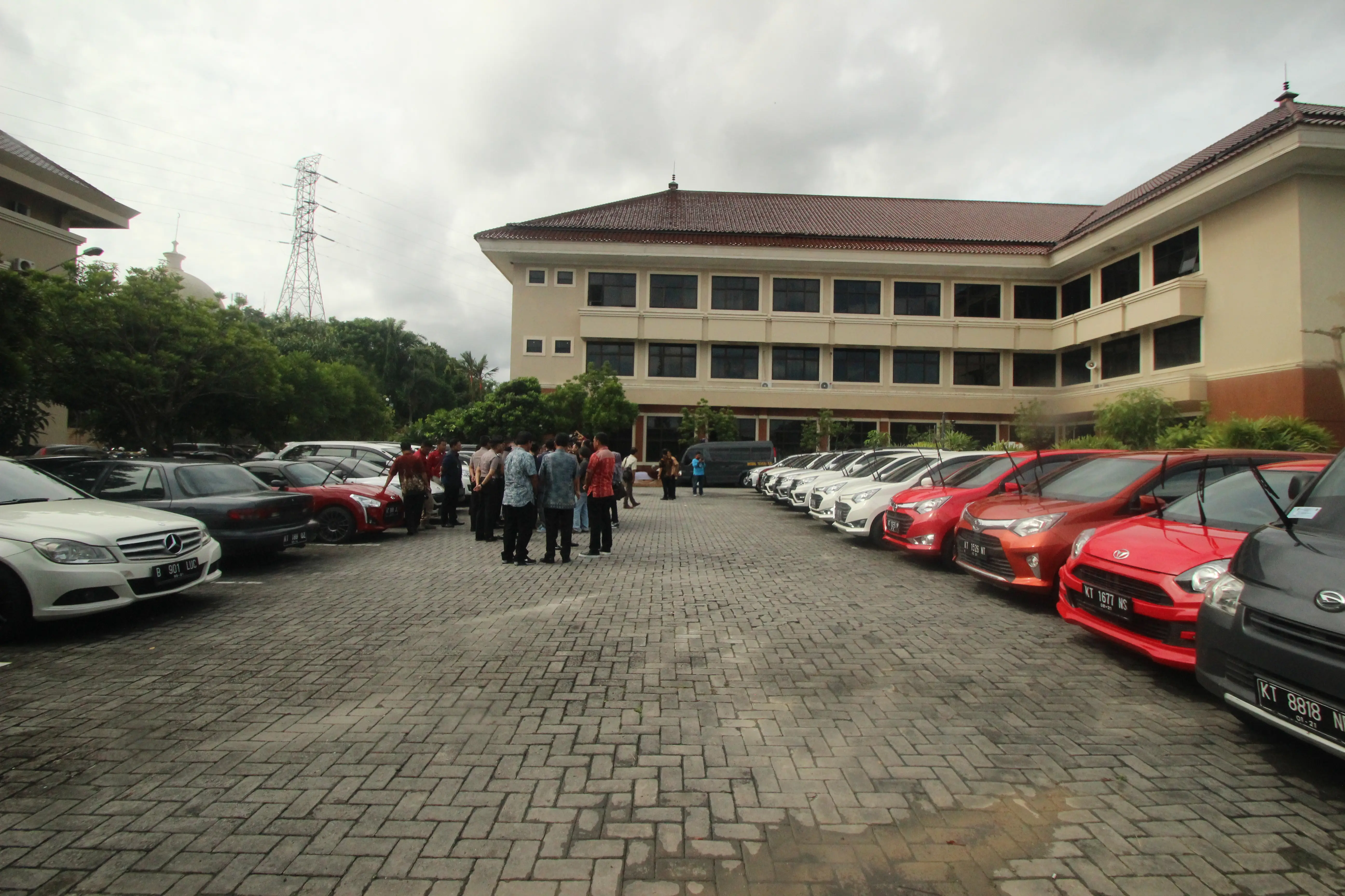 Admin perusahaan otomotif diketahui memiliki 18 mobil mewah berbagai merek. (Liputan6.com/Abelda Gunawan)