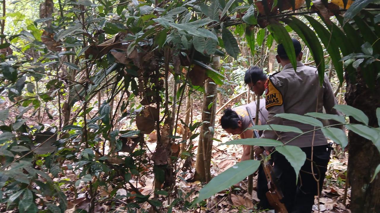 Aksi Heroik Polisi Gelut dengan Beruang Madu Ganas yang Mengamuk Terkena Jeratan, Kakinya sampai Berdarah