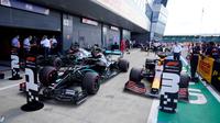 Pembalap F1, Lewis Hamilton dan Valtteri Bottas saat finis 1-2 pada sesi kualifikasi F1 GP Inggris. (Will Oliver / POOL / AFP)