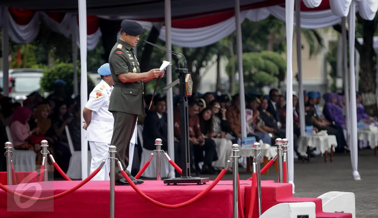 Panglima TNI Jenderal Gatot Nurmantyo memimpin upacara serah terima jabatan Brigjen TNI (Mar) Suhartono sebagai Komandan Pasukan Pengamanan Presiden (Danpaspampres) di Mako Paspampres, Jakarta, Selasa (14/3). (Liputan6.com/Faizal Fanani)