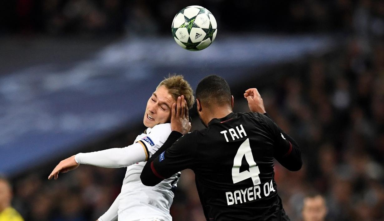 Pemain Tottenham Hotspur, Christian Eriksen, berduel dengan pemain Bayer Leverkusen, Jonathan Tah, dalam laga Grup E Liga Champions di Stadion Wembley, Kamis (3/11/2016) dini hari WIB. (Reuters/Dylan Martinez)