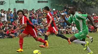 Aksi Makan Konate (hijau) pemain Persib yang turut  dalam liga tarkam di Ciputat ini. (Bola.com/Peksi Cahyo)