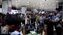 Suasana saat Ketua DPR, Ade Komarudin memberikan keterangan kepada awak media terkait isu pergantian ketua DPR di Gedung Nusantara III, Kompleks Parlemen, Senayan, Jakarta, Selasa (29/11). (Liputan6.com/Johan Tallo)