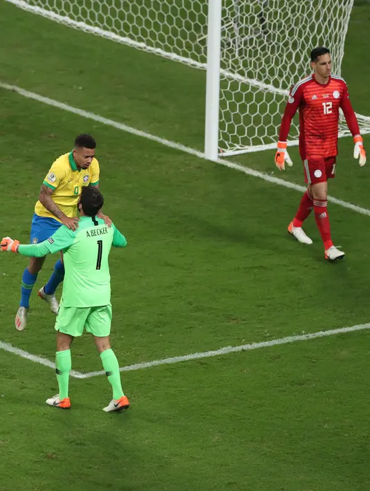 Pemain Brasil Gabriel Jesus (kiri) memeluk penjaga gawang Alison setelah mencetak gol lewat tendangan penalti saat menghadapi Paraguay dalam laga perempat final Copa America 2019  di Arena do Gremio, Porto Alegre, Brasil, Kamis (27/6/2019). (AP Photo/RicardoMazalan)