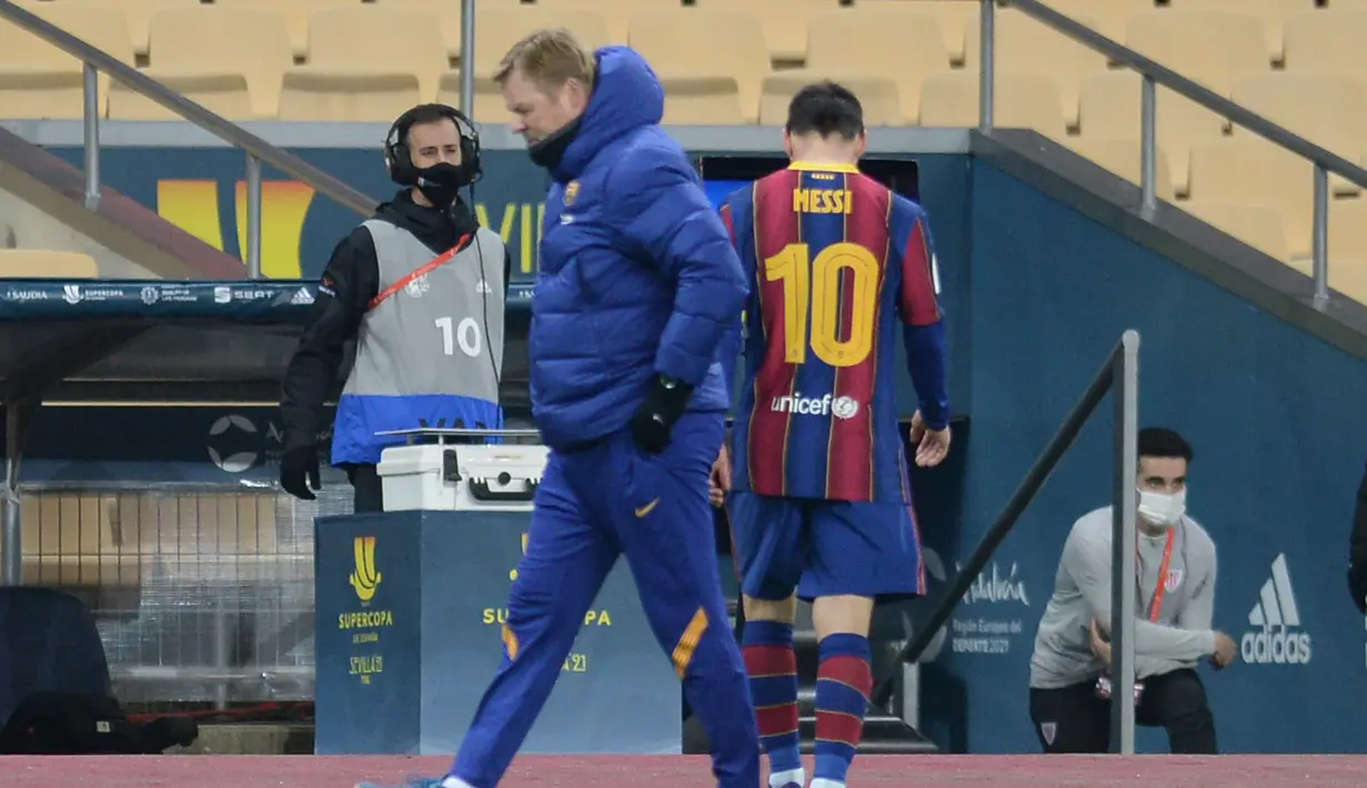 Penyerang Barcelona, Lionel Messi berjalan keluar lapangan setelah mendapat kartu merah melawan Athletic Bilbao pada final Piala Super Spanyol di stadion La Cartuja, Senin (18/1/2021). Aksi Messi memukul Asier Villalibre dikategorikan Marca masuk dalam pelanggaran pasal 98. (AFP/Cristina Quicler)