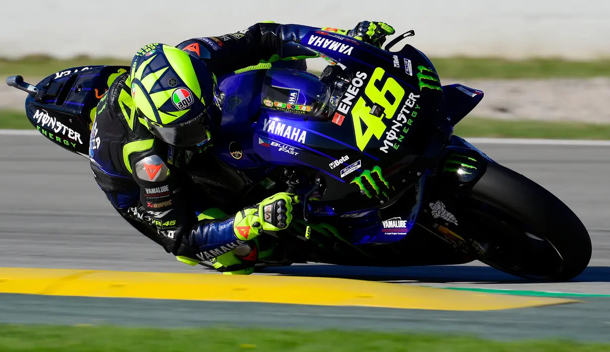 Pembalap Petronas Yamaha, Valentino Rossi, saat mengikuti latihan bebas MotoGP Catalunya di Circuit de Barcelona-Catalunya, Jumat (25/9/2020). Pembalab Yamaha, Morbidelli, finish pertama dengan catatan waktu satu menit 39,789 detik. (AFP/Lluis Gene)