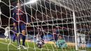 Pemain Barcelona, tampak lesu usai pemain Bayern Munchen, Joshua Kimmich, mencetak gol pada laga perempat final Liga Champions di Estadio da Luz, Sabtu (15/8/2020). Barcelona takluk 2-8 dari Bayern Munchen. (AP/Manu Fernandez/Pool)