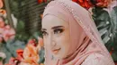 Akad nikah Chaca digelar hari ini pada Kamis 20 Juli 2023. Di kesempatan itu, ia tampil menawan kenakan kebaya dan hijab warna dusty pink.[Foto: IG/nandito_photography].