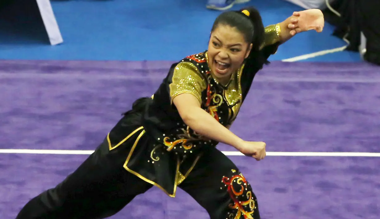 Atlet Wushu Indonesia, Juwita Niza saat beraksi, pada Kejuaraan Dunia Wushu 2015 di Istora Senayan, Jakarta, Minggu(15/11/2015). (Bola.com/Nicklas Hanoatubun)