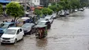 Sejumlah kendaraan melintas di jalanan yang terendam banjir setelah hujan lebat mengguyur Lahore, Punjab, Pakistan, 20 Agustus 2020. Sebanyak 18 orang tewas dan banyak lainnya terluka akibat hujan lebat di Punjab. (Xinhua/Sajjad)