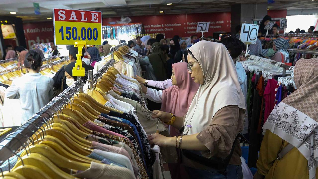 FOTO:   Hampir Sepekan Jelang Lebaran, Warga Memadati Pasar Tanah Abang