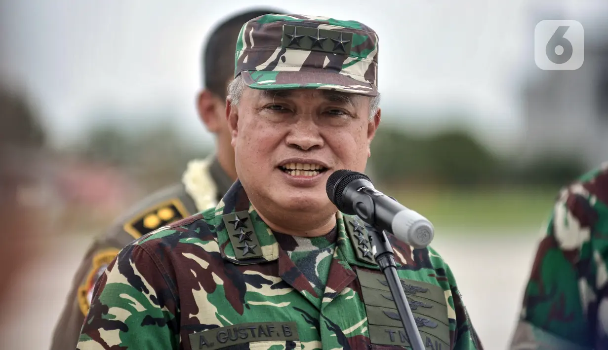 Wakil Kepala Staf Angkatan Udara (Wakasau) Marsekal Madya TNI A. Gustaf Brugman menyampaikan keterangan kepada awak media saat kedatangan pesawat Super Hercules C-130J di Lanud Halim Perdanakusuma, Jakarta, Senin (6/3/2023). TNI Angkatan Udara (AU) menerima satu unit pesawat C-130J Super Hercules A-1339 di Lanud Halim Perdanakusuma. (merdeka.com/Iqbal S. Nugroho)