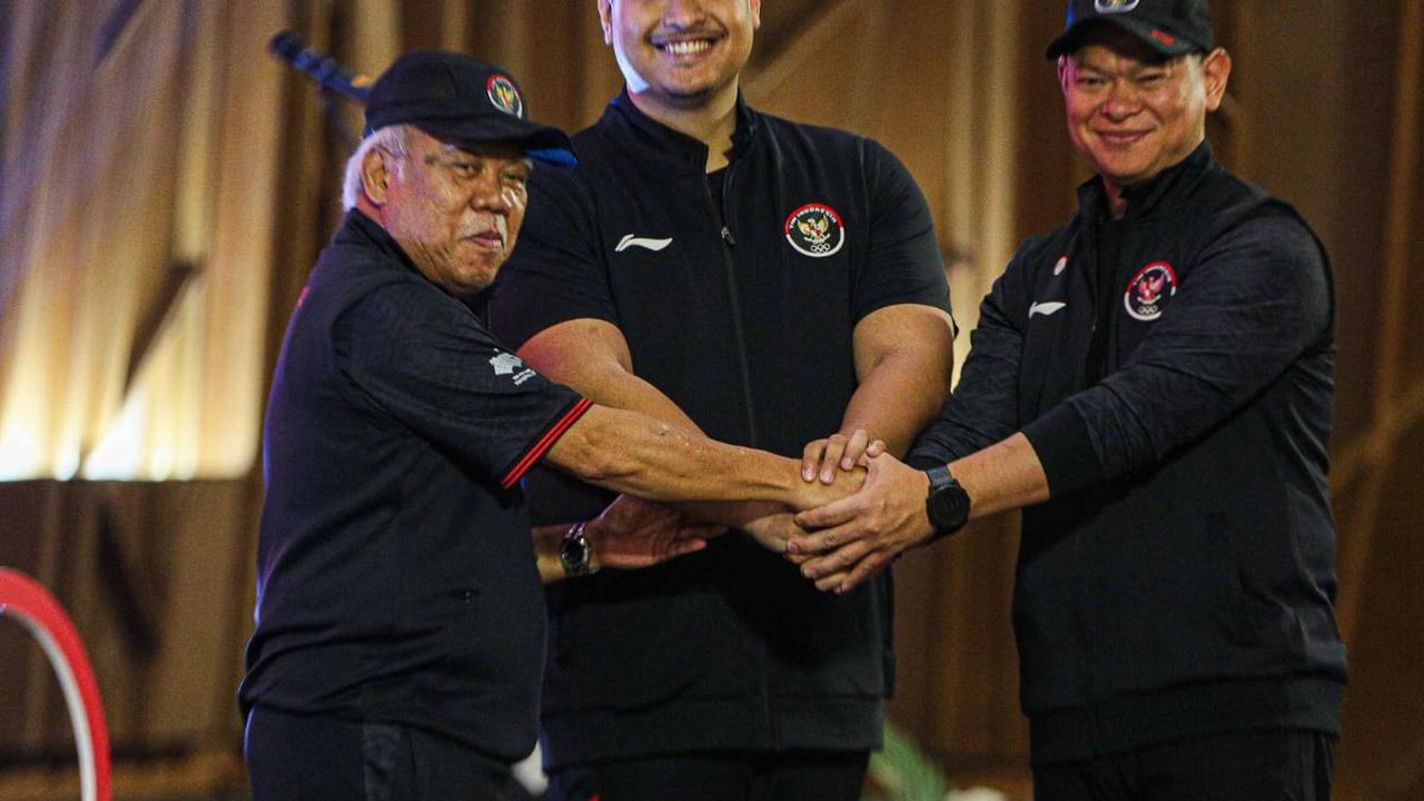 Menpora Dito Ariotedjo bersama Menteri PUPR selaku CdM Kontingen Indonesia di Asian Games Basuki Hadimuljono dan Ketua KOI Raja Sapta Oktohari hadir dalam upacara pengukuhan kontingen di Jakarta, Selasa (19/9/2023).<br>