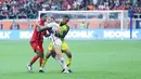 <p>Pemain Malut United, Tyronne del Pino, dipaksa keluar lapangan oleh pemain Persija Jakarta pada laga pekan ke-3 BRI Super League di Jakarta International Stadium, Sabtu (23/8/2025) sore WIB. (Bola.com/M. Iqbal Ichsan)</p>