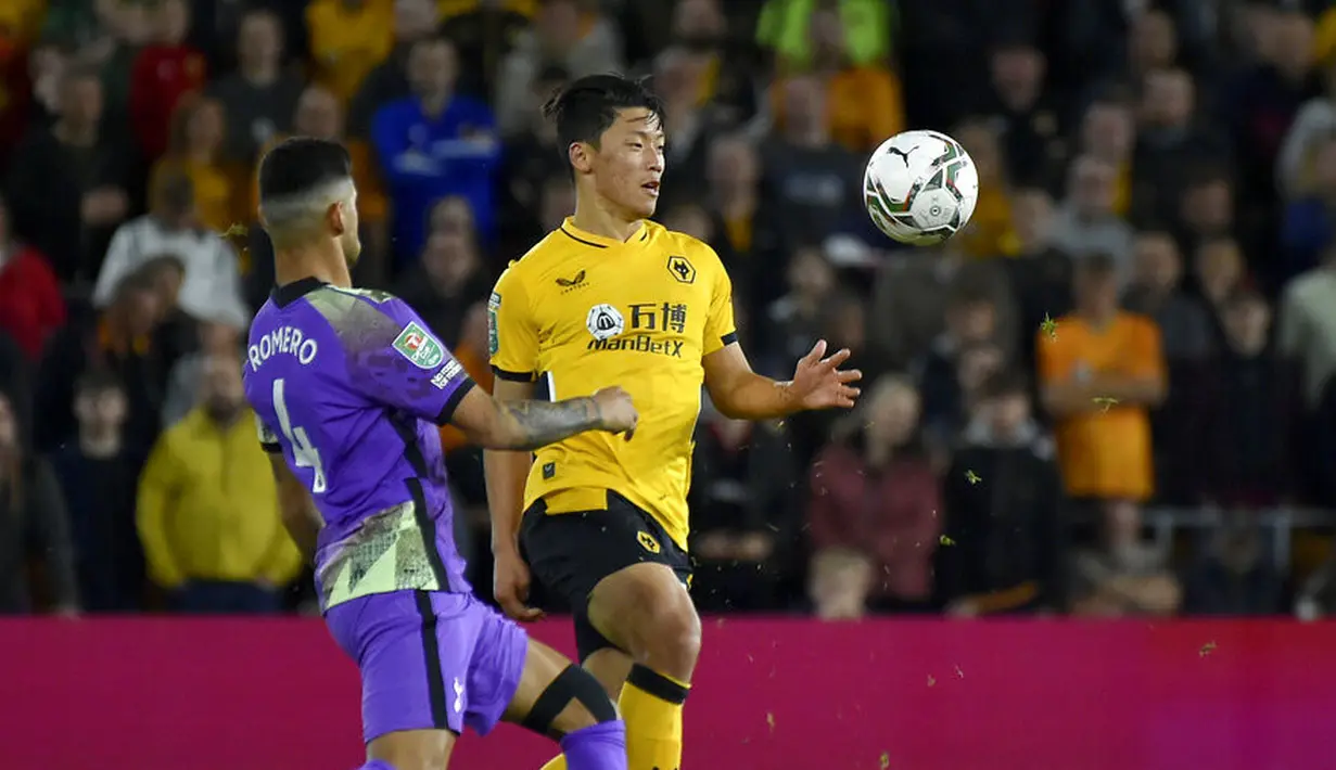Gelandang Wolverhampton Wanderers Hwang Hee-chan berebut bola dengan bek Tottenham Hotspur, Cristian Romero pada putaran ketiga Piala Liga Inggris 2021/2022 di Molineux, Kamis (23/9/2021) dini hari WIB. Tottenham menang adu penalti 3-2, usai imbang 2-2. (AP Photo/Rui Vieira)